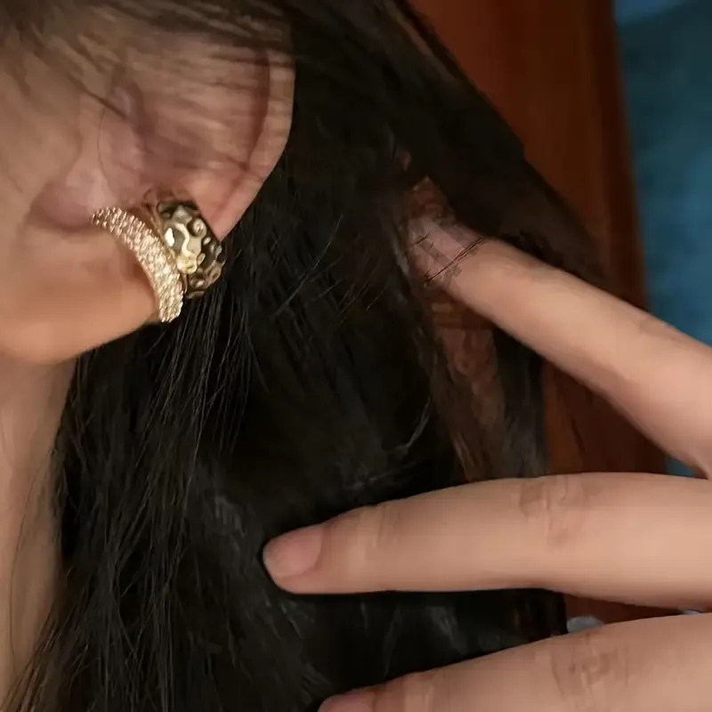 Altın Renkli BlingBling Çift Katmanlı Deliksiz Kulak Manşeti – Mavi & Berrak Taşlı Metalik Küpe, Unisex Şık Takı